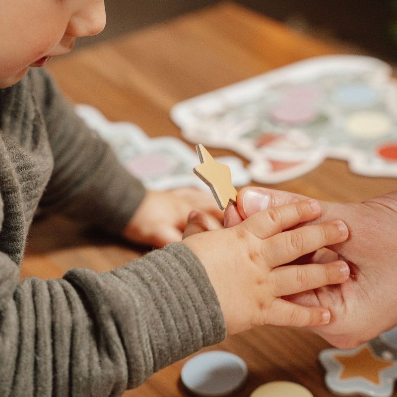 Little Dutch Decorate The Christmas Tree